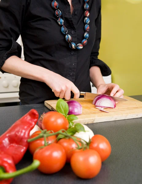 Kobieta krojenia cebuli — Zdjęcie stockowe