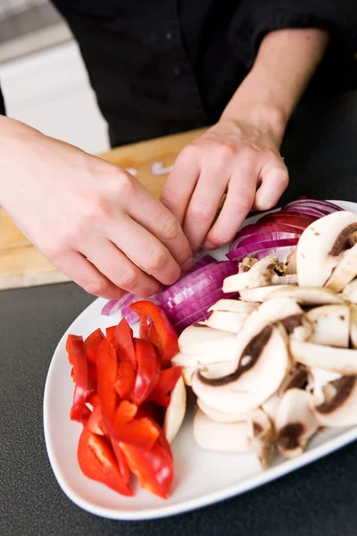 Подготовка овощной тарелки — стоковое фото