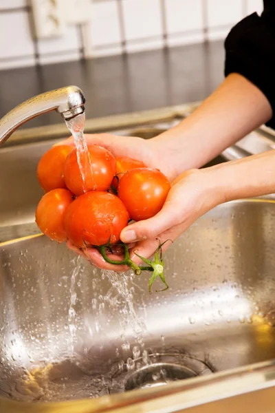 Tomates de lavagem — Fotografia de Stock