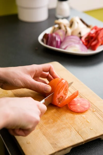 Krojenie pomidorów detal — Zdjęcie stockowe