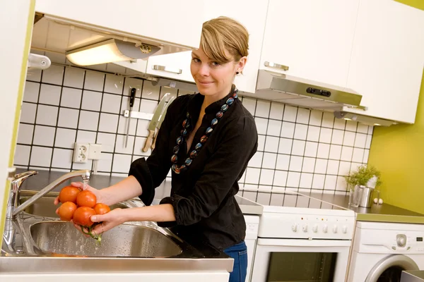Femme Laver les tomates — Photo