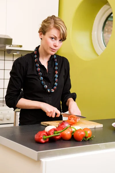 Kobieta cięcia pomidorów — Zdjęcie stockowe