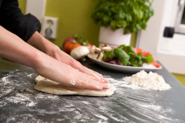Ruce připravující pizzu - detail — Stock fotografie