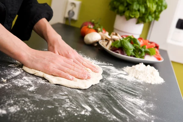 Τα χέρια του κάνοντας πίτσα - λεπτομέρεια — Φωτογραφία Αρχείου