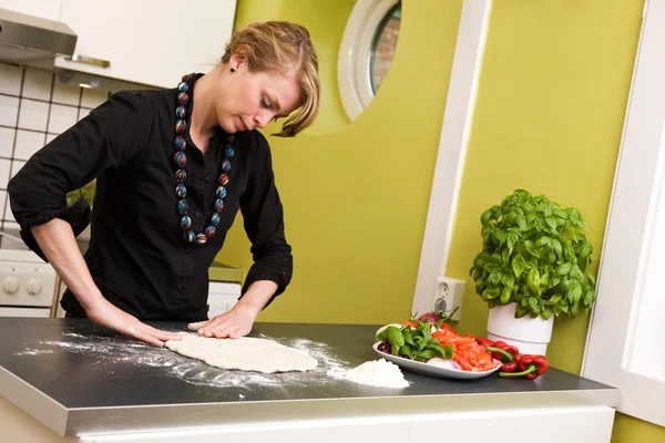Vrouw pizza maken — Stockfoto