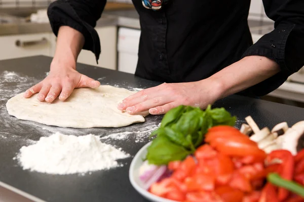 Att göra pizza degen detalj — Stockfoto
