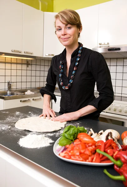 Jeune femme faisant de la pâte à pizza — Photo