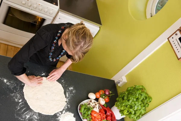 Giovane donna che fa la pasta pizza — Foto Stock