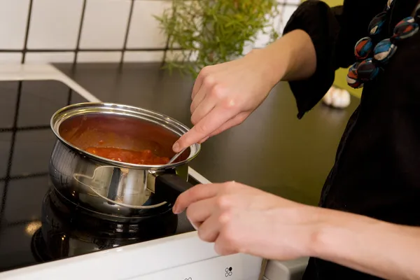 Hacer salsa de pizza en la estufa — Foto de Stock