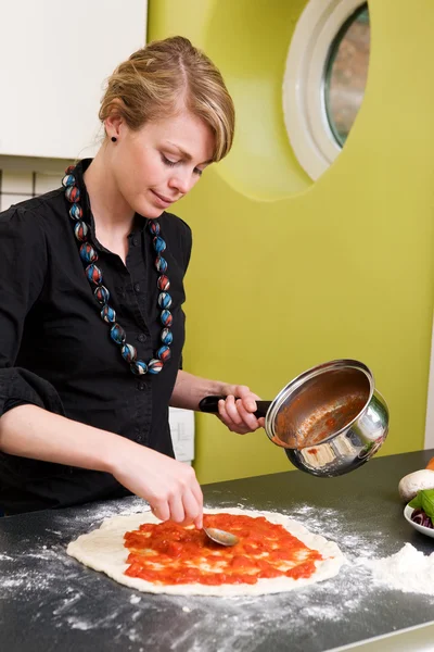 Young Woman Making Pizza — Stock Photo, Image