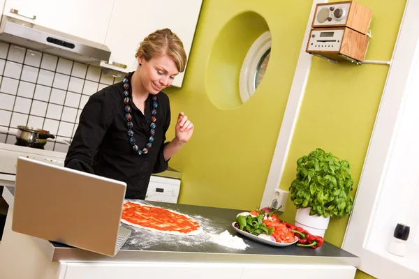 Online Recipe making Pizza — Stock Photo, Image