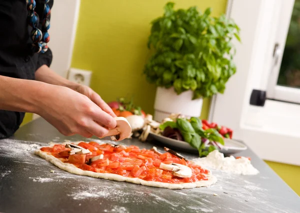 Pizzę domowej roboty w stylu włoskim — Zdjęcie stockowe
