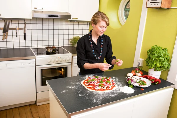 Mladá žena dělat pizzu — Stock fotografie