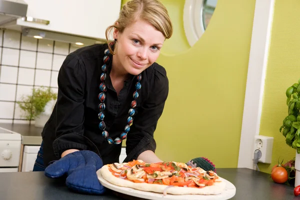 Γυναίκα με φρέσκια πίτσα — Φωτογραφία Αρχείου