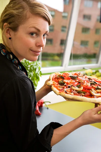 Mulher jovem com pizza fresca — Fotografia de Stock