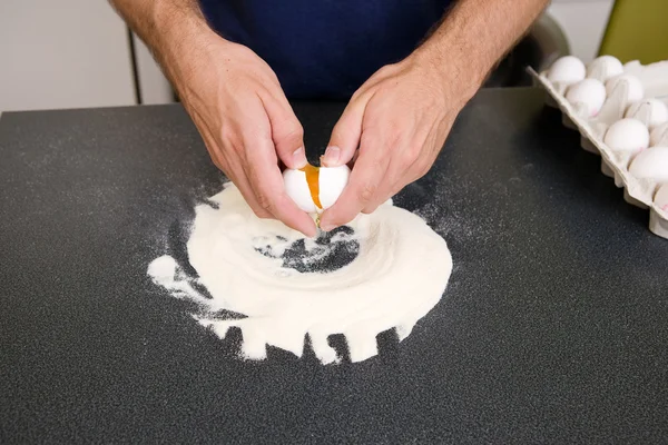 Fare la pasta - Cracking the Egg — Foto Stock