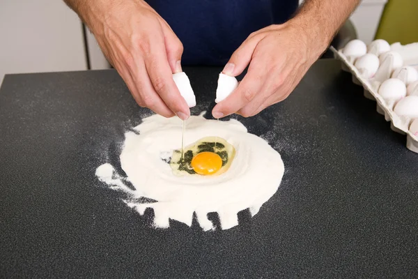 Виготовлення макаронних виробів - яйце і борошно — стокове фото