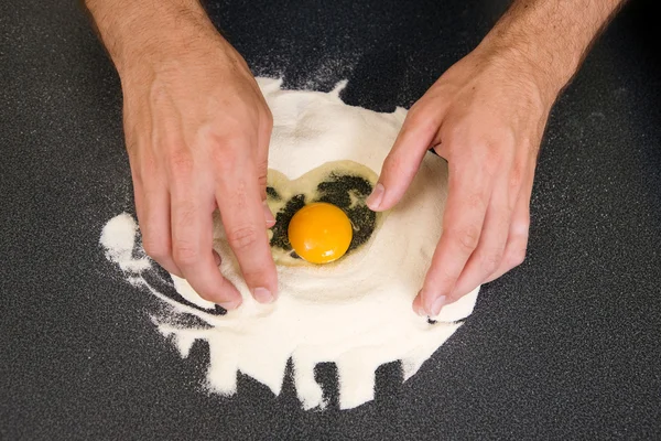 Att göra pasta - ägg och mjöl — Stockfoto