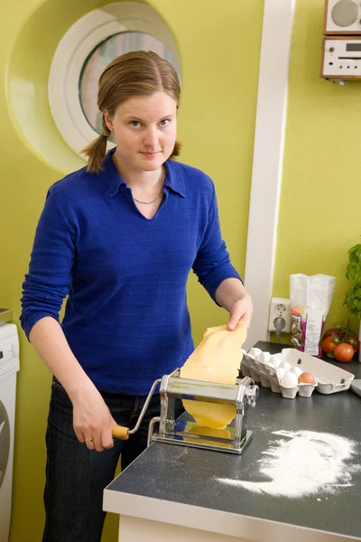 Женщина делает домашнюю пасту — стоковое фото