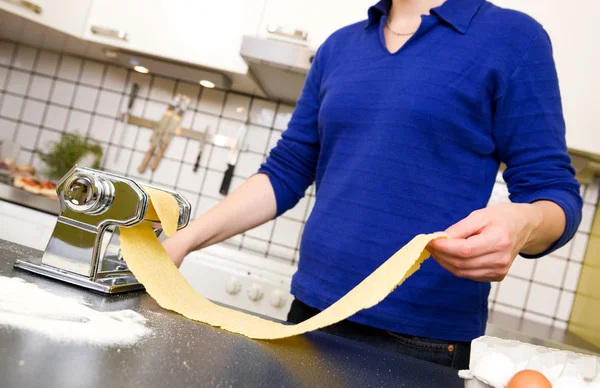 Kvinna att göra pasta — Stockfoto