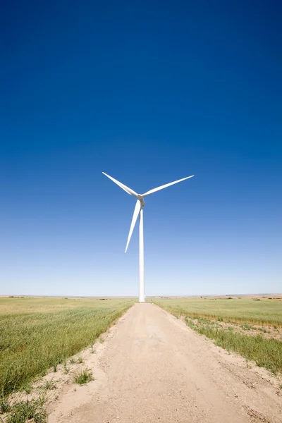 Ветряная турбина в прериях — стоковое фото