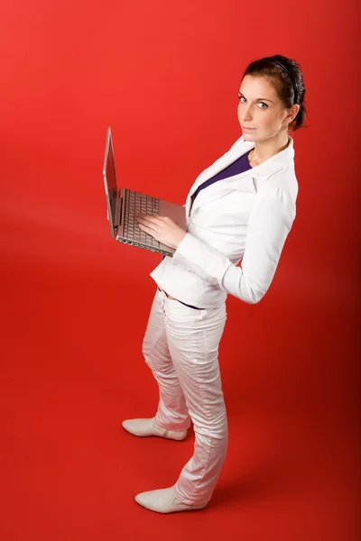 Kvinna med dator på röd — Stockfoto