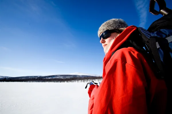 冒険の冬のスキー — ストック写真