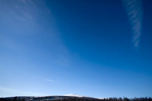 Tiefblauer Himmel Hintergrund — Stockfoto