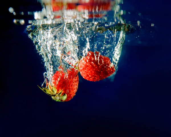 イチゴの水のしぶき — ストック写真