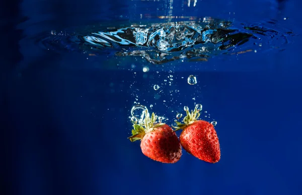 草莓放在水中 — 图库照片
