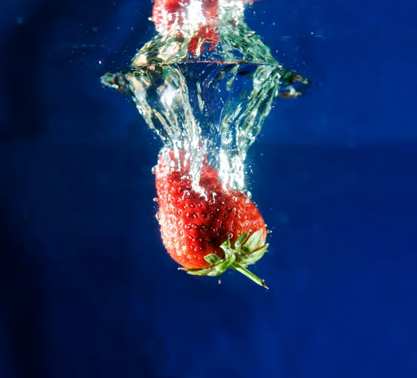 Erdbeere im Wasser — Stockfoto