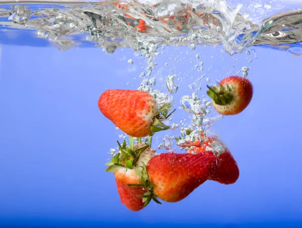 Erdbeer Hintergrund im Wasser — Stockfoto