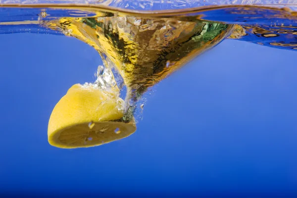 Água de salpicos de limão — Fotografia de Stock