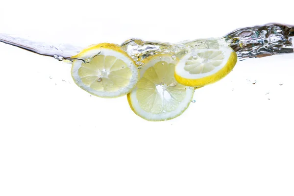 Citronskivor och vatten — Stockfoto