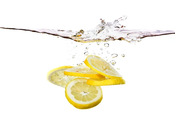 Лимонні скибочки у воді — стокове фото