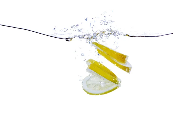 Lemon irisan dalam air — Stok Foto