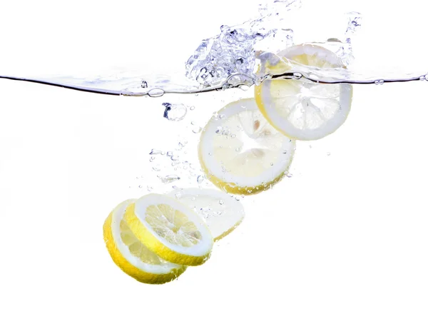 Citronskivor i vatten — Stockfoto