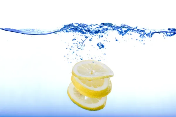 在水中的柠檬 — 图库照片
