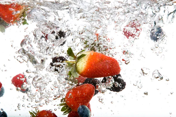 Frisches Obst in Wasser — Stockfoto