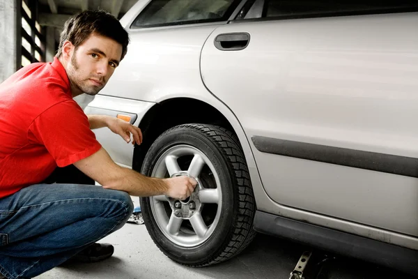 Male Changing Tire — Stock Photo, Image