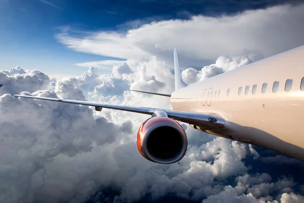 Letadlo v nebi — Stock fotografie