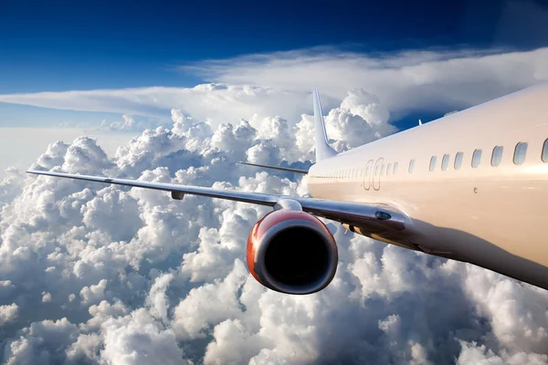 Flygplan i himlen — Stockfoto