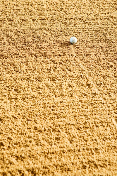 Golfball im Bunker — Stockfoto