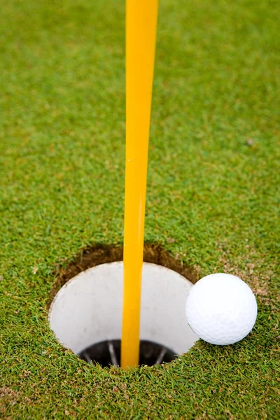 Golf piłka dziura — Zdjęcie stockowe