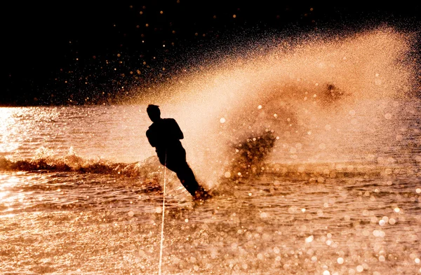 Силуэт водного лыжника — стоковое фото