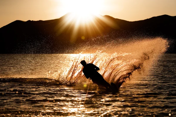 Solnedgång vattenskidor — Stockfoto