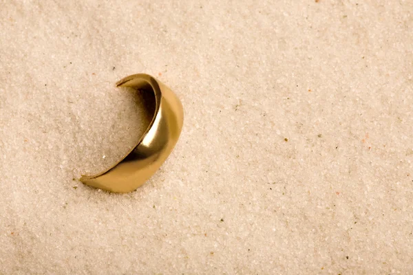 Свадебное кольцо в песке — стоковое фото