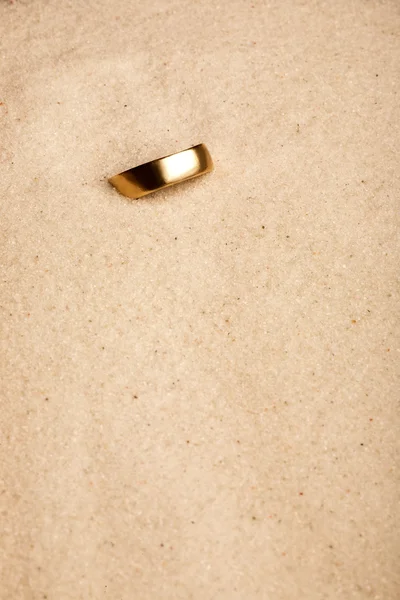 모래에 결혼 반지 — 스톡 사진