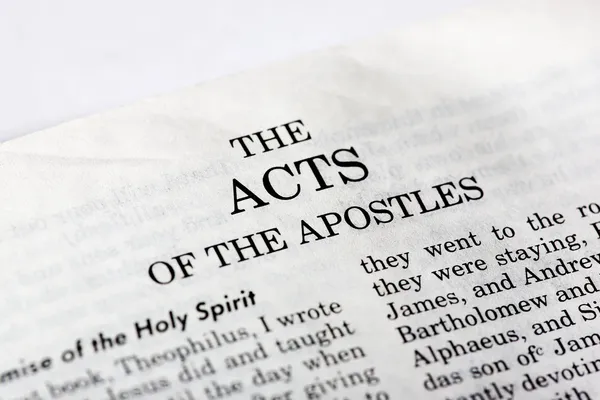 Книга Деяния Апостолов — стоковое фото