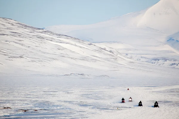 Motos de nieve en Svalbard —  Fotos de Stock
